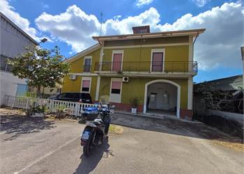 APPARTAMENTO IN VILLA  CON GIARDINO
