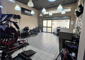 LOCALE COMMERCIALE FRONTE STRADA CON 4 VETRINE
