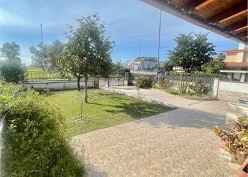 Q5 Bifamiliare angolare a pochi passi da via del Lido