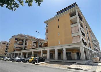 Elegante appartamento con terrazza vivibile, garage ampio e doppio spazio esterno